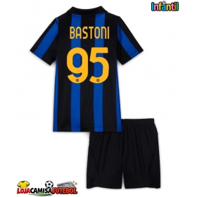 Camisa de Futebol Inter Milan Alessandro Bastoni #95 Equipamento Principal Infantil 2026-27 Manga Curta (+ Calças curtas)